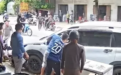 Phản ứng nhanh của anh thợ điện lạnh cứu tài xế nghi đột quỵ trong xe ô tô