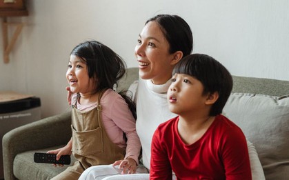 Nhà thần kinh học nổi tiếng nói: Đừng chỉ cho con học các lớp tăng IQ, hành động MIỄN PHÍ này cải thiện não bộ