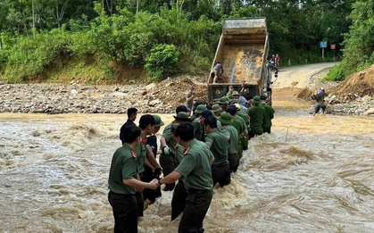 Hình ảnh chạm đến triệu trái tim: Các chiến sĩ công an xếp thành "hàng rào sống" giữa lũ dữ, đưa sản phụ đi sinh an toàn