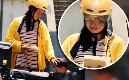 Nhói lòng người mẹ đặt con gái bị ung thư vào thùng giao hàng, rong ruổi dưới trời nắng 40 độ C để mưu sinh