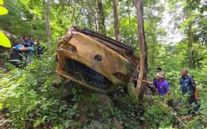 Đi cứu hộ nhưng lại tìm thấy 1 chiếc xe khác, nhìn vào bên trong khiến tất cả đều giật mình