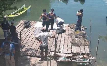 Người dân phát hiện thi thể bị xích và dìm dưới nước ở bến tàu nổi tiếng