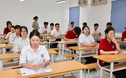 Thí sinh bất an 'rải' nguyện vọng như mưa, cần chuẩn hoá đề thi