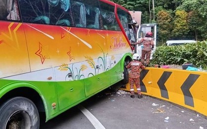 Xe bus chở khách du lịch Việt Nam gặp nạn tại Malaysia, tất cả hành khách an toàn