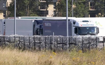 Pháp giải cứu 13 người di cư mắc kẹt trong xe tải đông lạnh trên đường sang Anh