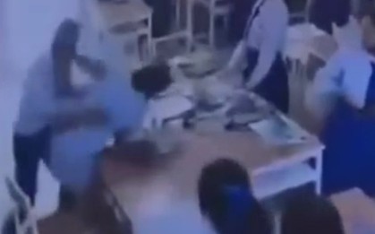 Không hài lòng với điểm thi, nam sinh lao tới tấn công nữ giáo viên