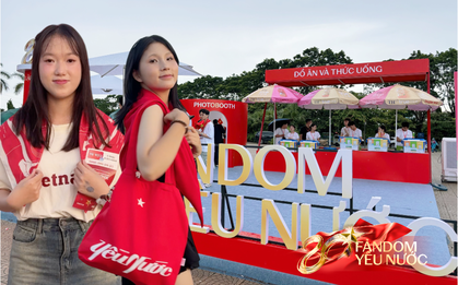 CLIP: Đến Booth Fandom Yêu Nước khui trúng “sít rịt” khăn, túi, áo đang hot rần rần, gặp ai cũng muốn khoe