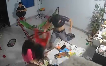 Phẫn nộ cảnh anh trai dùng ghế nhựa đánh tới tấp vào đầu em gái ở Quảng Ngãi