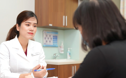 Kết hôn muộn, người phụ nữ gian nan trên hành trình "tìm con"