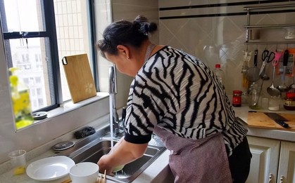 10 năm làm bảo mẫu trong gia đình doanh nhân lương 20 triệu đồng/tháng, ngày nghỉ việc, bà chủ đưa tôi 1 chiếc hộp: Bên trong không phải tiền mà là thứ bất ngờ hơn