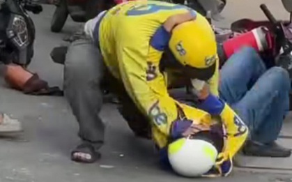 Xác minh 2 người mặc áo xe ôm công nghệ đánh nhau giữa đường