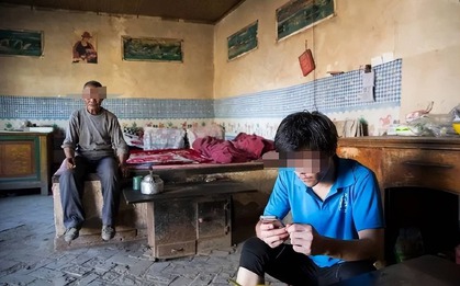 Bị cậu ruột từ chối cho vay 3,6 triệu đóng học phí, cả làng giúp gom trong một đêm: 20 năm sau, chàng trai quay về khiến ai cũng khóc
