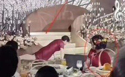 Đang tổ chức đám cưới, mẹ chú rể có hành động "lạ" khiến quan khách đỏ mặt
