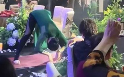 Giữa đám cưới, mẹ chú rể làm một việc khiến gia đình cô dâu "ngượng đỏ mặt"