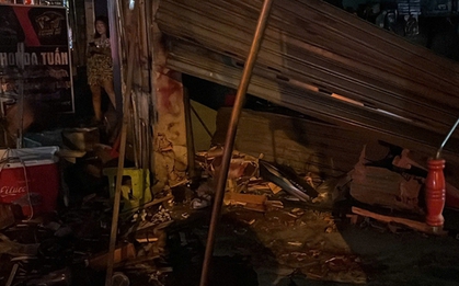 Taxi lao vỉa hè, đâm 2 xe máy cùng 2 người dân lúc khuya ở TP HCM