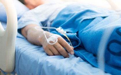 Người đàn ông 33 tuổi nhập viện cấp cứu vì suy thận, suy gan: Bác sĩ nói "do 1 thứ nhiều người mê"