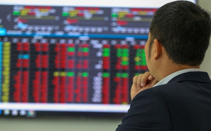 Sắc đỏ bất ngờ lan rộng, VN-Index giảm gần 11 điểm