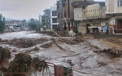 Lũ quét khủng khiếp, gần 200 người chết ở Pakistan, trực thăng cứu hộ gặp nạn