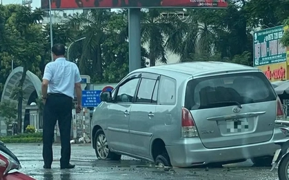 Hà Nội: Ô tô 7 chỗ sụt "hố tử thần" trên đường Nguyễn Chí Thanh
