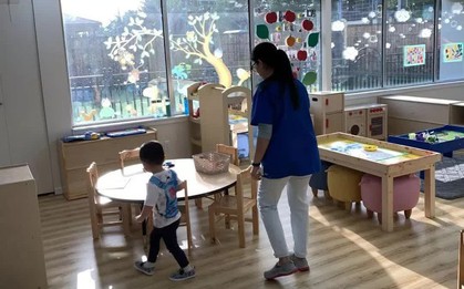 Bé trai liên tục mang đồ chơi đắt tiền đến lớp, cô giáo kiểm tra thì phát hiện bí mật động trời của gia đình