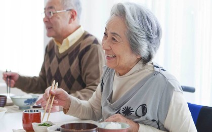Điều nhanh nhất khiến người nghỉ hưu suy sụp, không chỉ rượu bia thuốc lá mà chính là 3 thói quen sau