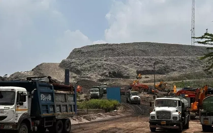 “Bom nhiệt” từ núi rác ở thủ đô New Delhi đe dọa mạng sống hàng nghìn người