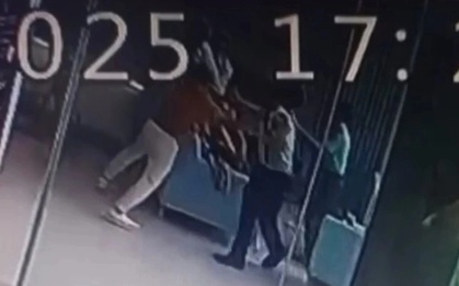 Phẫn nộ: Đôi vợ chồng trẻ hành hung người phụ nữ 60 tuổi tại sảnh chung cư ở TP.HCM, nguồn cơn chỉ vì điều này