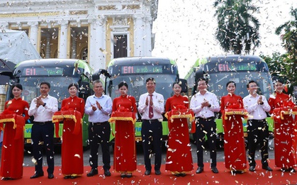 VinBus khai trương tuyến buýt điện E11 phục vụ miễn phí người dân Thủ đô
