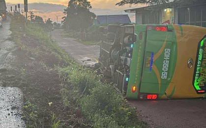 Xe khách lật trên đường Hồ Chí Minh, nhiều hành khách bị thương