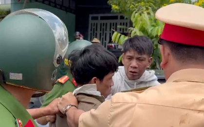 Công an Lâm Đồng truy bắt 3 người trên ô tô ‘thông chốt’, va chạm 2 xe máy
