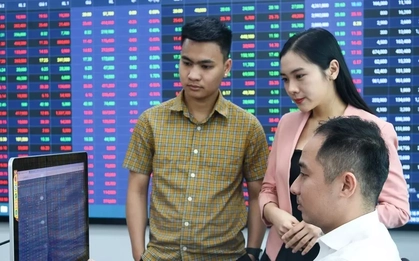 Có nên bán vàng, đổ tiền vào chứng khoán?