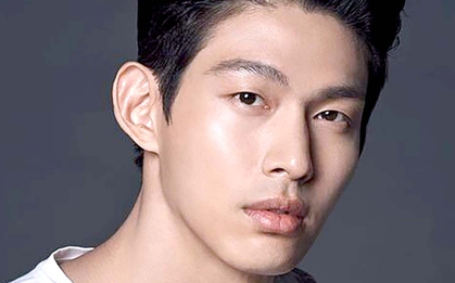 Tài tử "Hoàng hậu Ki" bị tố mang vũ khí rình gái