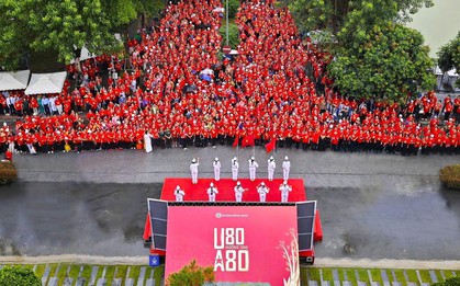 Tuyệt đối điện ảnh: 1360 người cao tuổi khoác áo cờ đỏ sao vàng, lập kỷ lục hát Quốc ca đầy xúc động