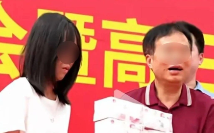 Tặng cả "núi tiền" cho học sinh đỗ đại học điểm cao, 1 trường quốc tế bị chỉ trích