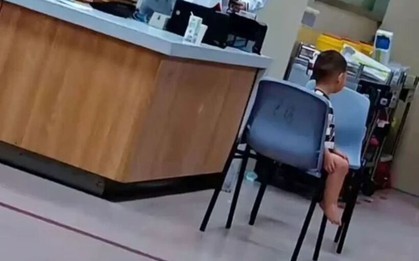 Bé trai 2 tuổi sống cùng thi thể mẹ nhiều ngày trong nhà mà không ai hay biết