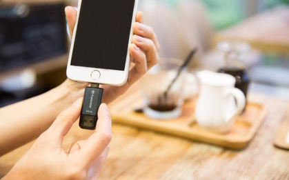 Nhặt được lạ đánh rơi trên đường, tò mò cắm thử vào điện thoại, bên trong là thứ không ai nghĩ tới
