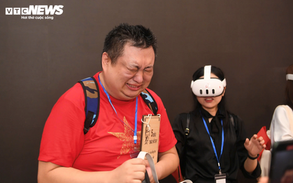 Du khách Hàn Quốc khóc nức nở khi 'gặp' Bác Hồ trên Quảng trường Ba Đình 1945