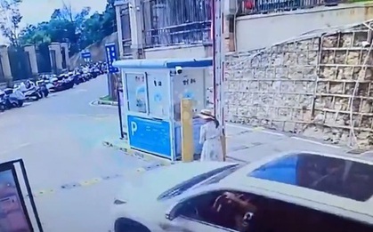 Người phụ nữ cố tình dùng vai đẩy rào chắn để ô tô trốn phí