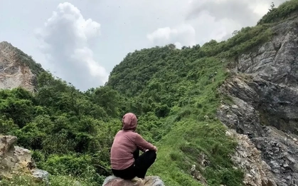 Một phụ nữ mất tích bí ẩn ở Ninh Bình: Dân làng mang theo sữa, bánh mì vượt núi xuyên rừng tìm kiếm