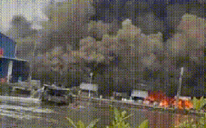 CLIP: Hiện trường vụ người đàn ông chém vợ rồi đốt nhà, làm cháy lan sang chợ ở Cà Mau