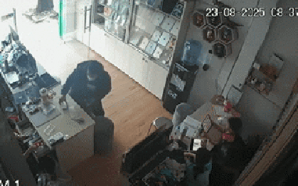 Camera vụ người phụ nữ bị đối tượng dùng dao tấn công khi truy đuổi bắt kẻ cướp giật điện thoại