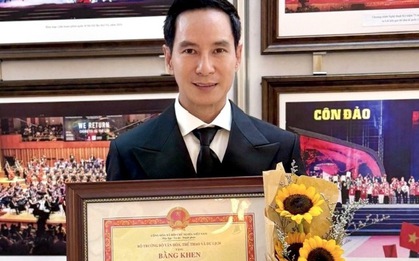 Đạo diễn Lý Hải nhận bằng khen của Bộ VHTTDL vì đóng góp trong lĩnh vực điện ảnh