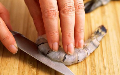 Cách dễ nhất để rút chỉ đen ở lưng tôm - Chuyên gia ẩm thực đảm bảo thành công mỹ mãn