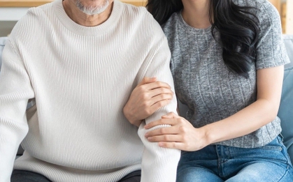 Chồng già đột quỵ trong ngày cưới, vợ kiểm soát rồi chiếm đoạt 4 tỷ đồng