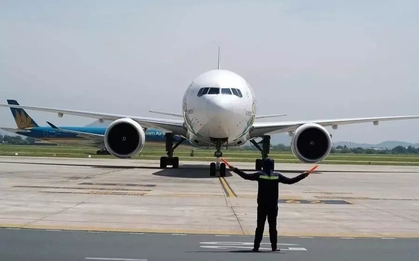 Hủy hàng loạt chuyến bay tránh bão