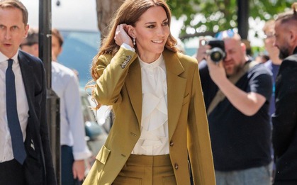 Vương phi Kate diện suit Victoria Beckham màu olive: Bí quyết thanh lịch mà phụ nữ trung niên nên học ngay