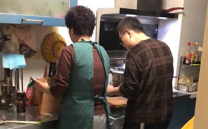 Bóng lưng của con rể và mẹ vợ khiến dân mạng không thể dừng "gõ phím"