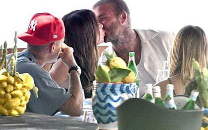 Beckham khoá môi Victoria tình tứ trước mặt tiểu thư Harper, 26 năm vẫn yêu như ngày đầu nhưng vẫn còn điều tiếc nuối này