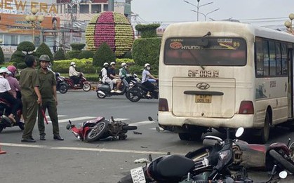 Hiện trường xe khách "lùa" hàng loạt xe máy đang dừng đèn đỏ ở Đồng Nai