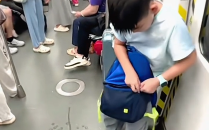 Người lớn có dám làm như cậu bé này không?